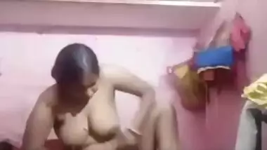 Super horny Desi XXX bitch masturbating her pussy with dildo on cam