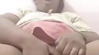 Mature South Indian mom makes XXX video of her fingering Desi cunt