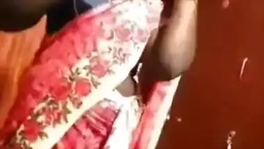 Mallu Bhabhi Wearing Saree