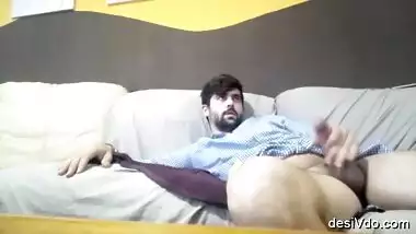 Paki couple new way to share their romance with close friends