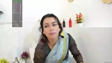 Horny Bhabhi fingering her pussy and Showing her boobs